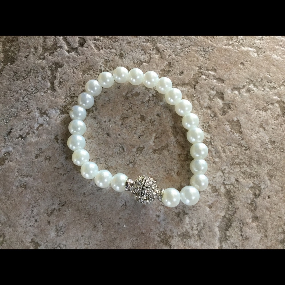 Beautiful faux pearls bracelet